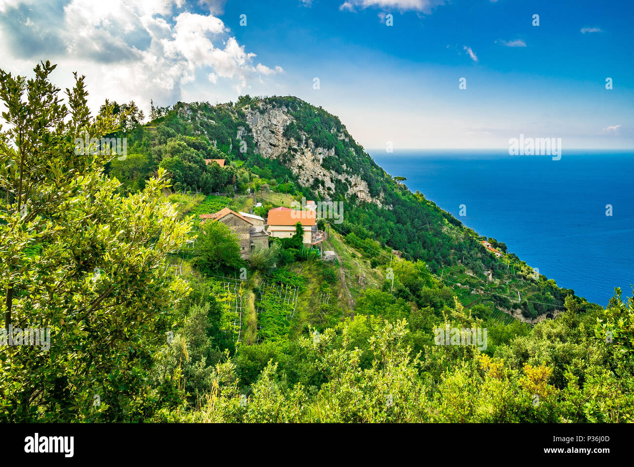 Die Wanderung der Götter ist auch bekannt als der Pfad der Götter und bietet einen atemberaubenden Blick auf die Amalfiküste. Stockfoto