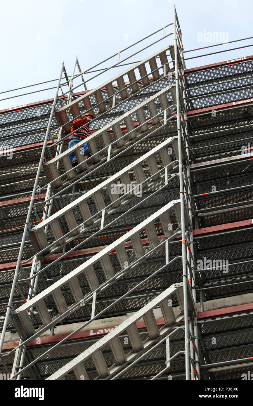 Zürich, Schweiz, Bauarbeiter geht eine Treppe auf ein Gebäude Leiter Stockfoto