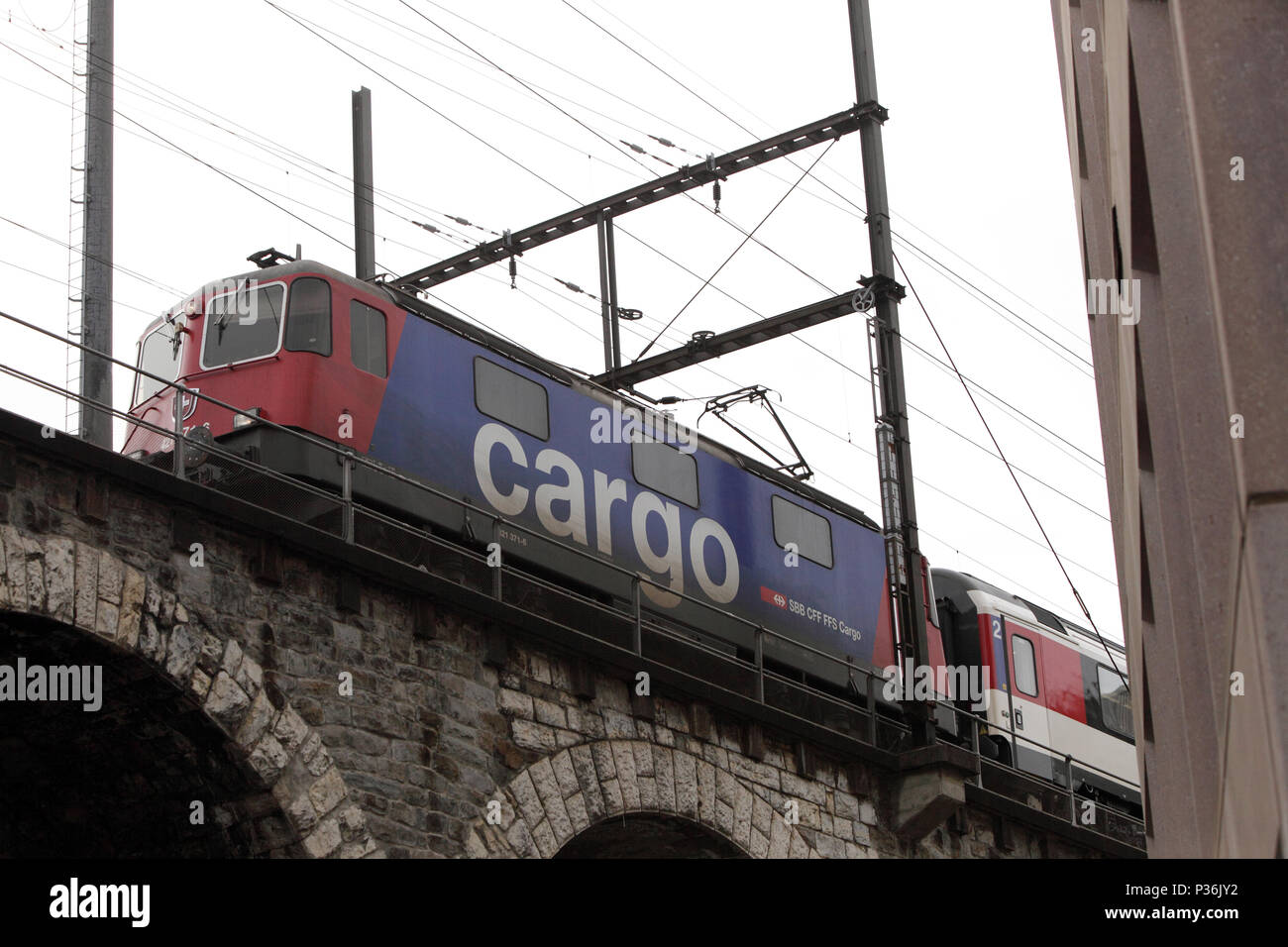 Zürich, Schweiz, Zug der Schweizerischen Bundesbahnen Laufwerke auf einem Viadukt Stockfoto