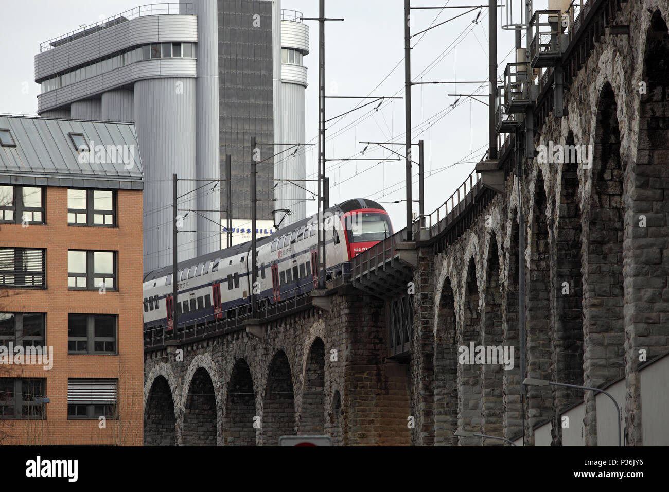 Zürich, Schweiz, der S-Bahn der Schweizerischen Bundesbahnen Laufwerke auf einem Viadukt Stockfoto