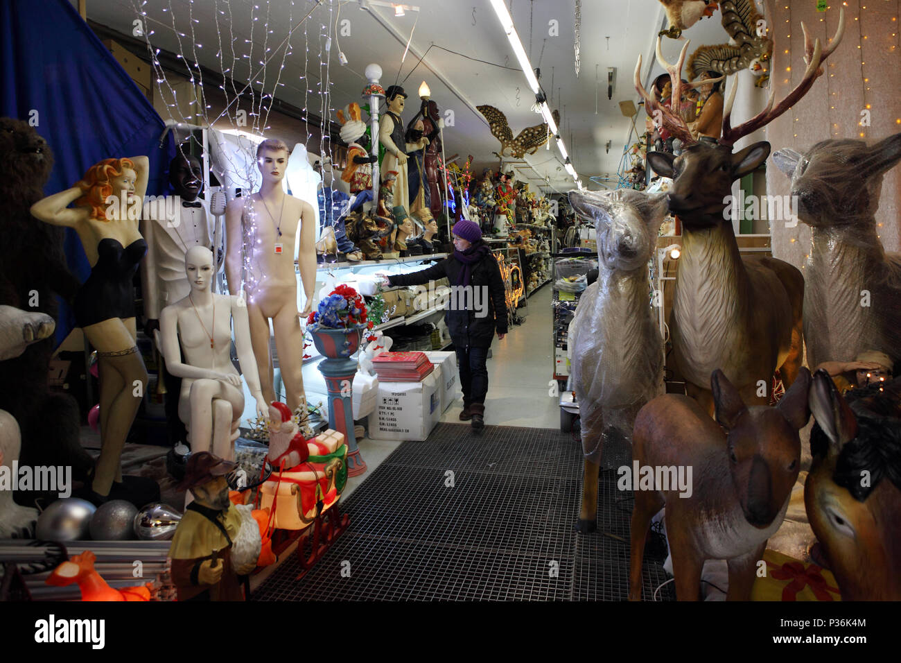 Zürich, Schweiz, Frau ist das Flanieren durch eine Trophäe shop Stockfoto