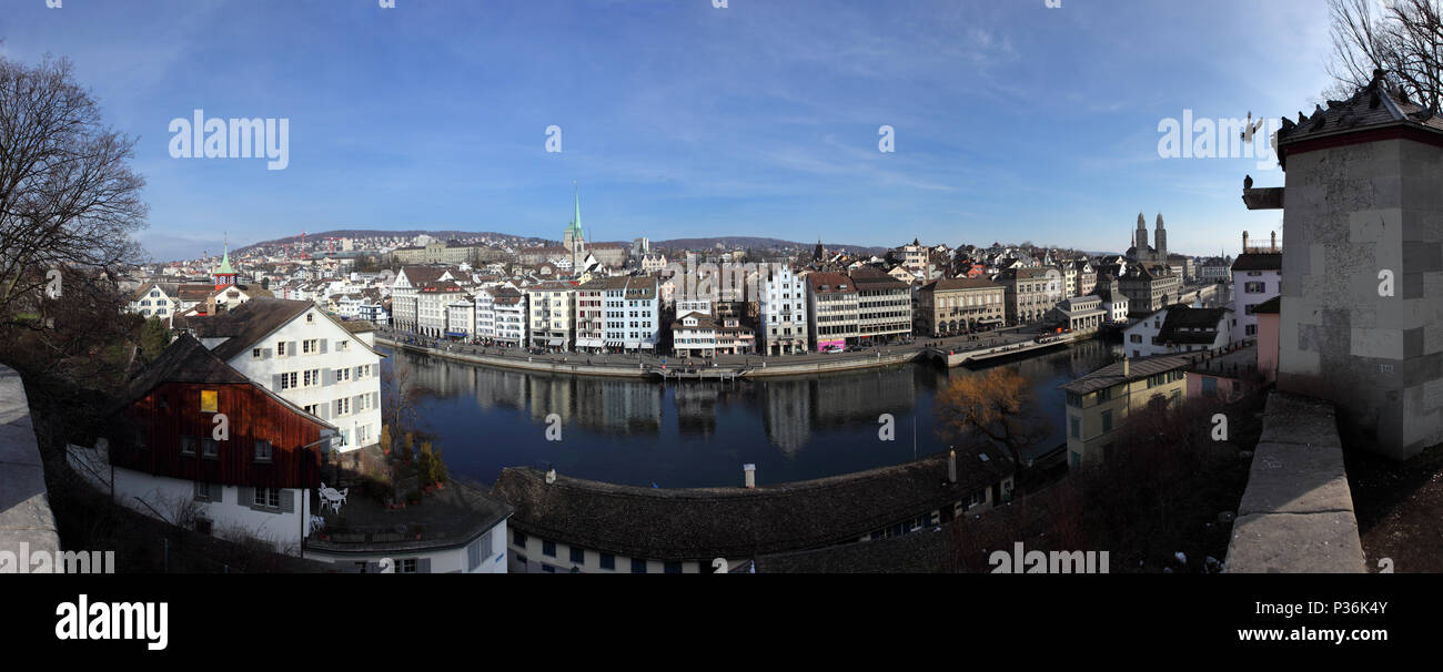 Zürich, Schweiz, Blick vom Lindenhof an der Limmat und die Predigerkirche Stockfoto