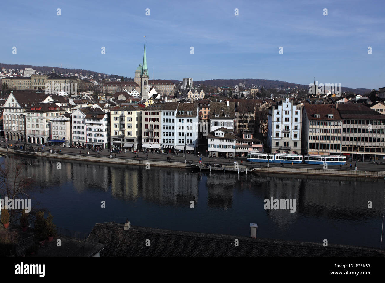 Zürich, Schweiz, Blick vom Lindenhof an der Limmat und die Predigerkirche Stockfoto