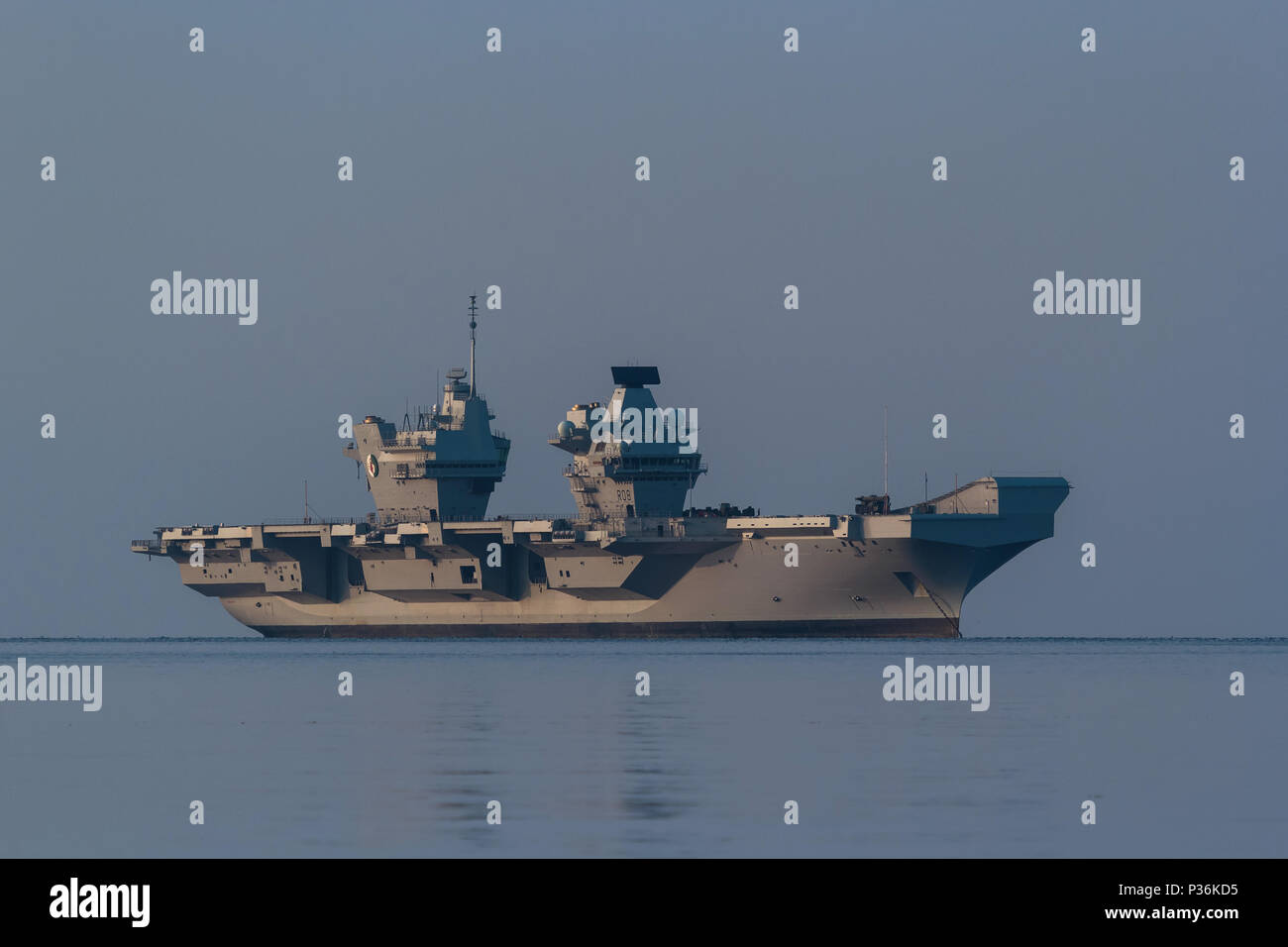 HMS Queen Elizabeth warten, während durch Cornwall (Newlyn) geladen werden Stockfoto HMS Queen Elizabeth warten, während durch Cornwall (Newlyn) geladen werden Stockfoto