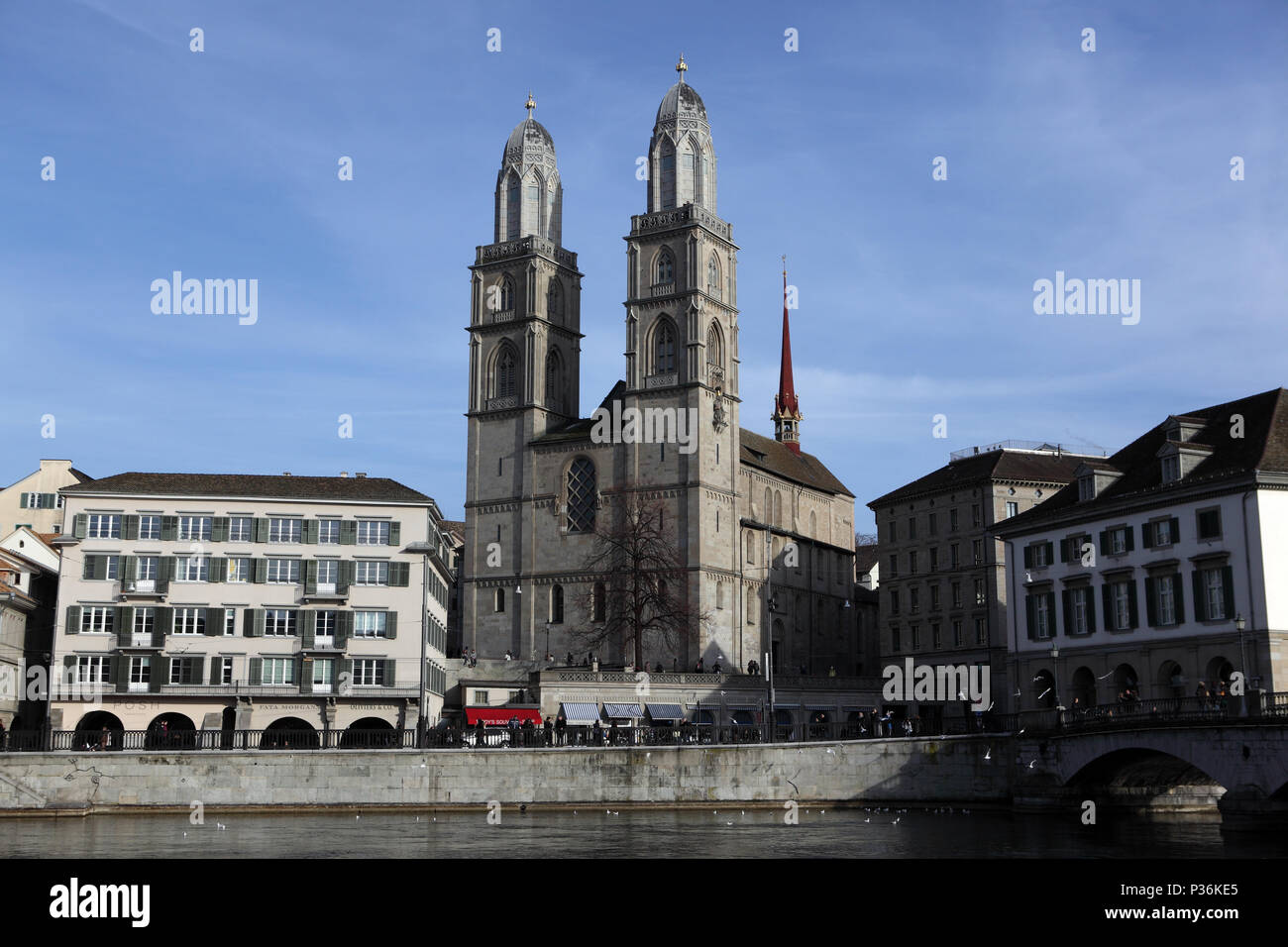 Zürich, Schweiz, das Grossmünster auf dem Limmatquai Stockfoto