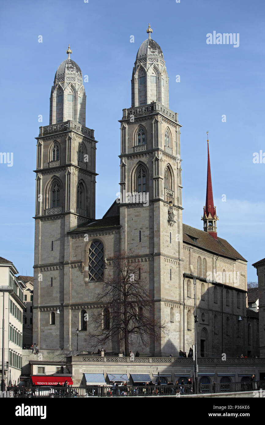 Zürich, Schweiz, das Stadtbild mit dem Grossmünster auf dem Limmatquai Stockfoto