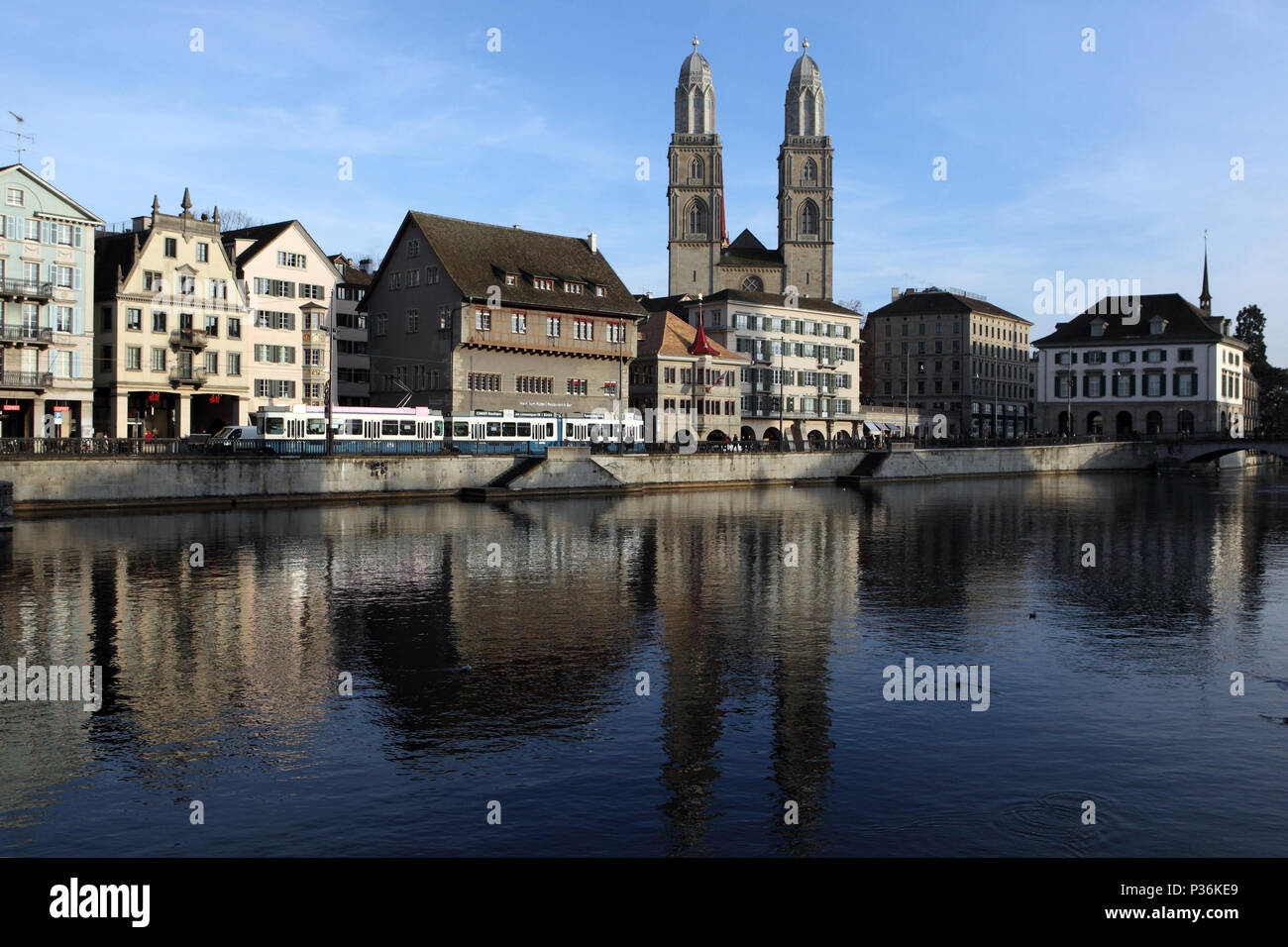 Zürich, Schweiz, das Stadtbild mit dem Grossmünster auf dem Limmatquai Stockfoto