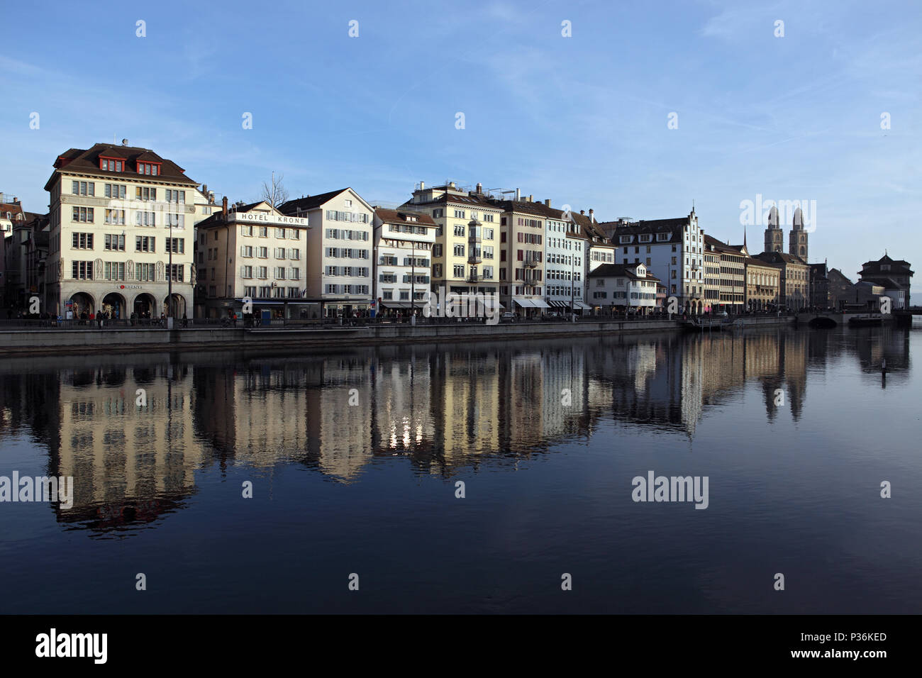 Zürich, Schweiz, das Stadtbild mit dem Grossmünster auf dem Limmatquai Stockfoto