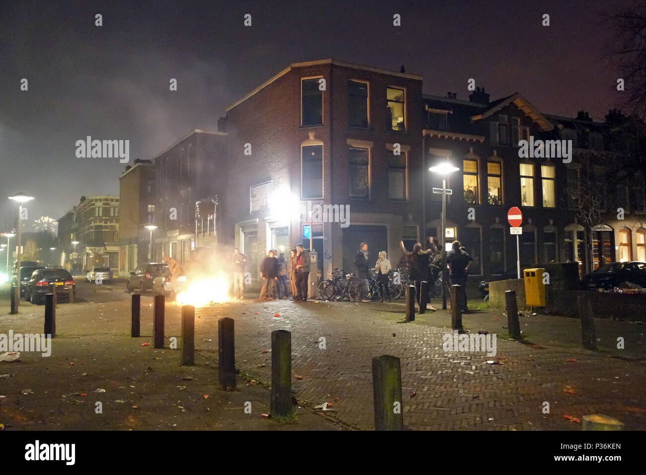 Utrecht, Niederlande, Menschen feiern Silvester auf der Straße Stockfoto