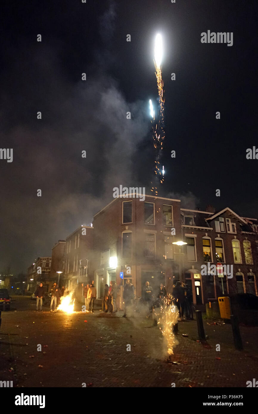 Utrecht, Niederlande, Menschen feiern Silvester auf der Straße Stockfoto