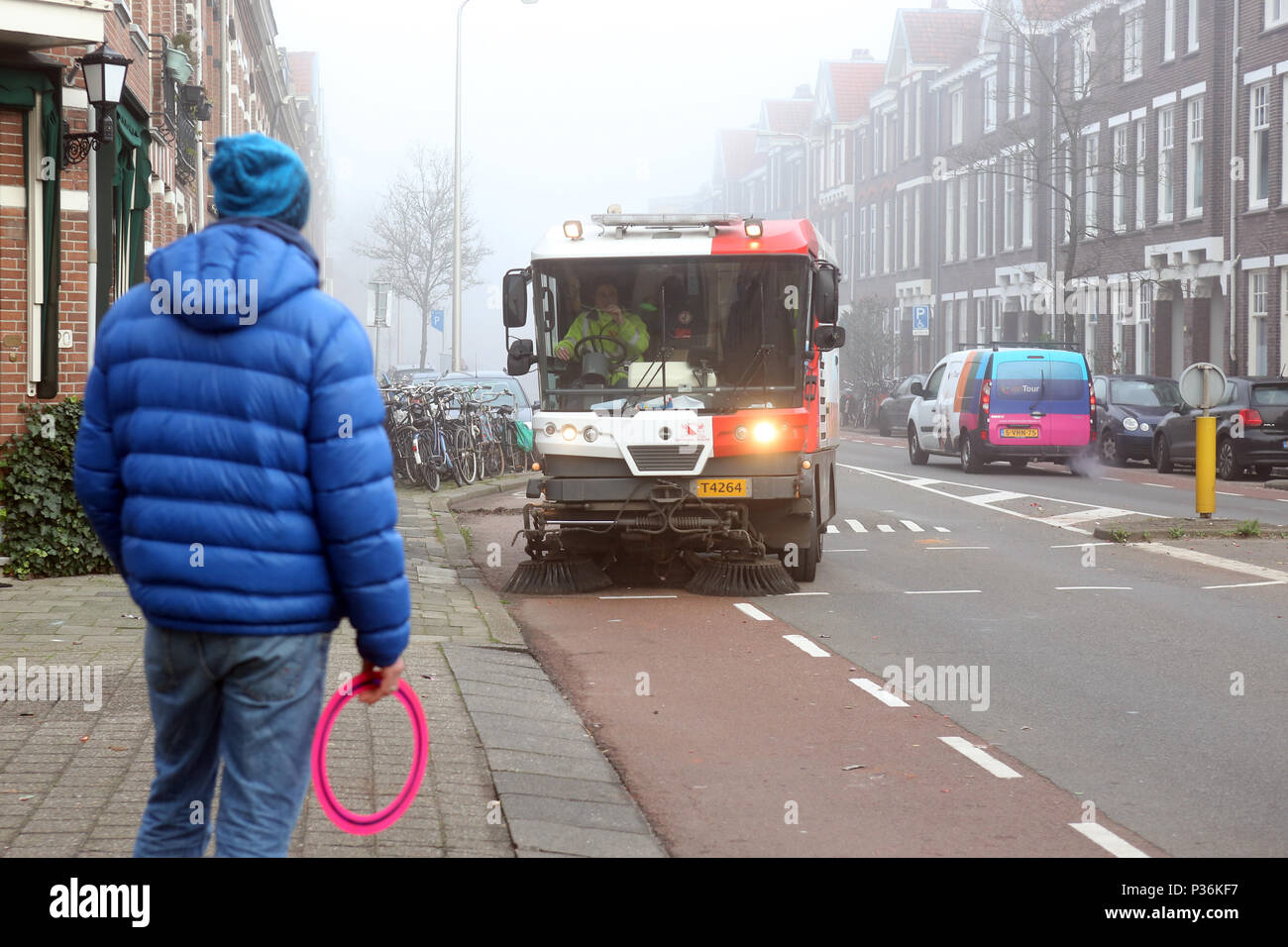 Utrecht, Niederlande, Straße ist mit einer Kehrmaschine gereinigt Stockfoto