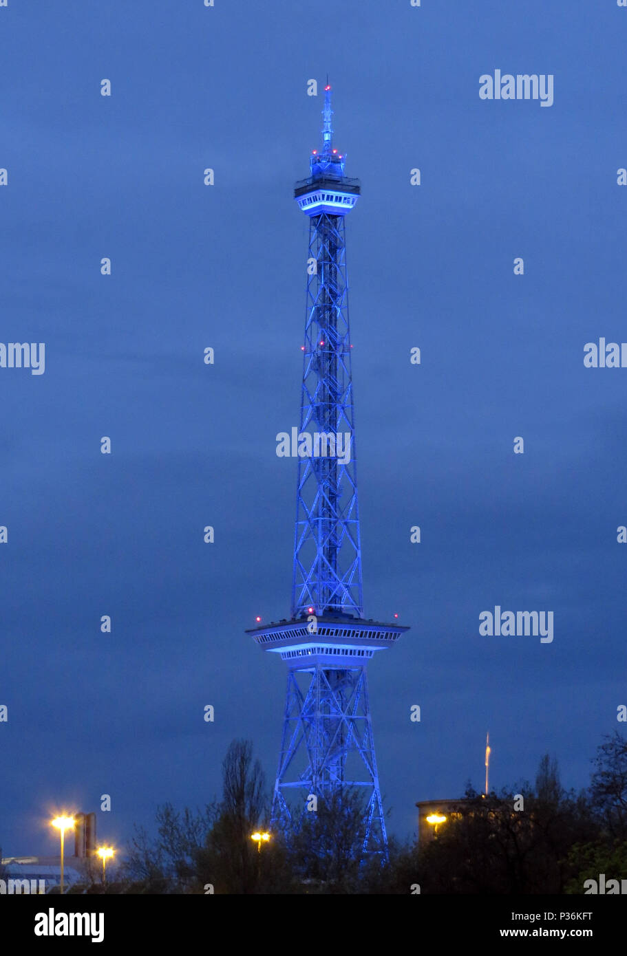 Berlin, Deutschland, die blau beleuchteten Funkturm in der Dämmerung Stockfoto