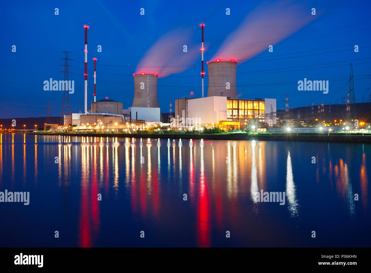 Nacht geschossen von einem großen Kernkraftwerk in der Nähe von einem Fluss mit blauen Nachthimmel. Tihange, Belgien. Stockfoto