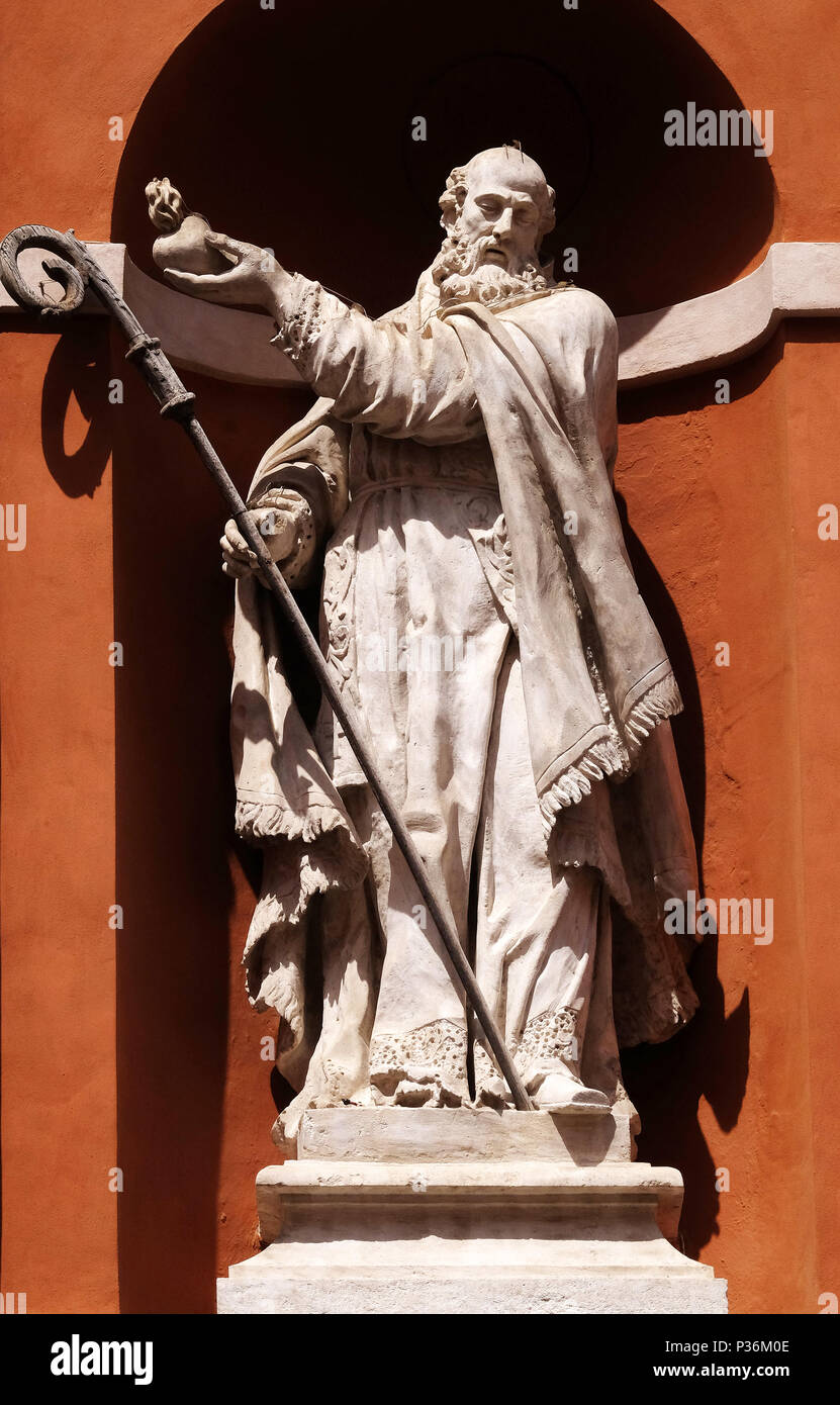 Sankt Barnabas Statue auf dem Portal der St. Barbabas Kirche, Italien Stockfoto