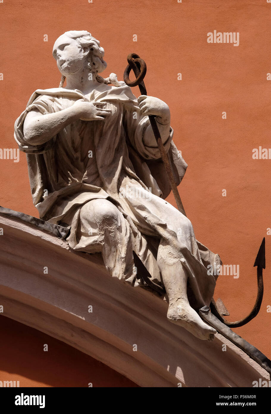 Symbol des Glaubens, Statue, die auf dem Portal von St. Barbabas Kirche, Italien Stockfoto