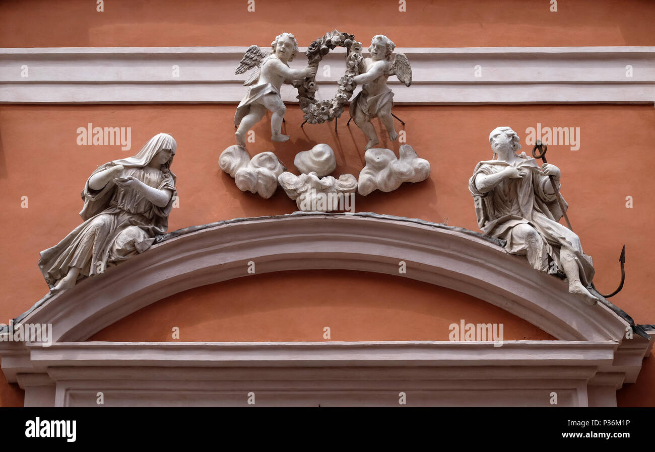 Symbole des Glaubens und der Hoffnung, Statue, die auf dem Portal von St. Barbabas Kirche, Italien Stockfoto