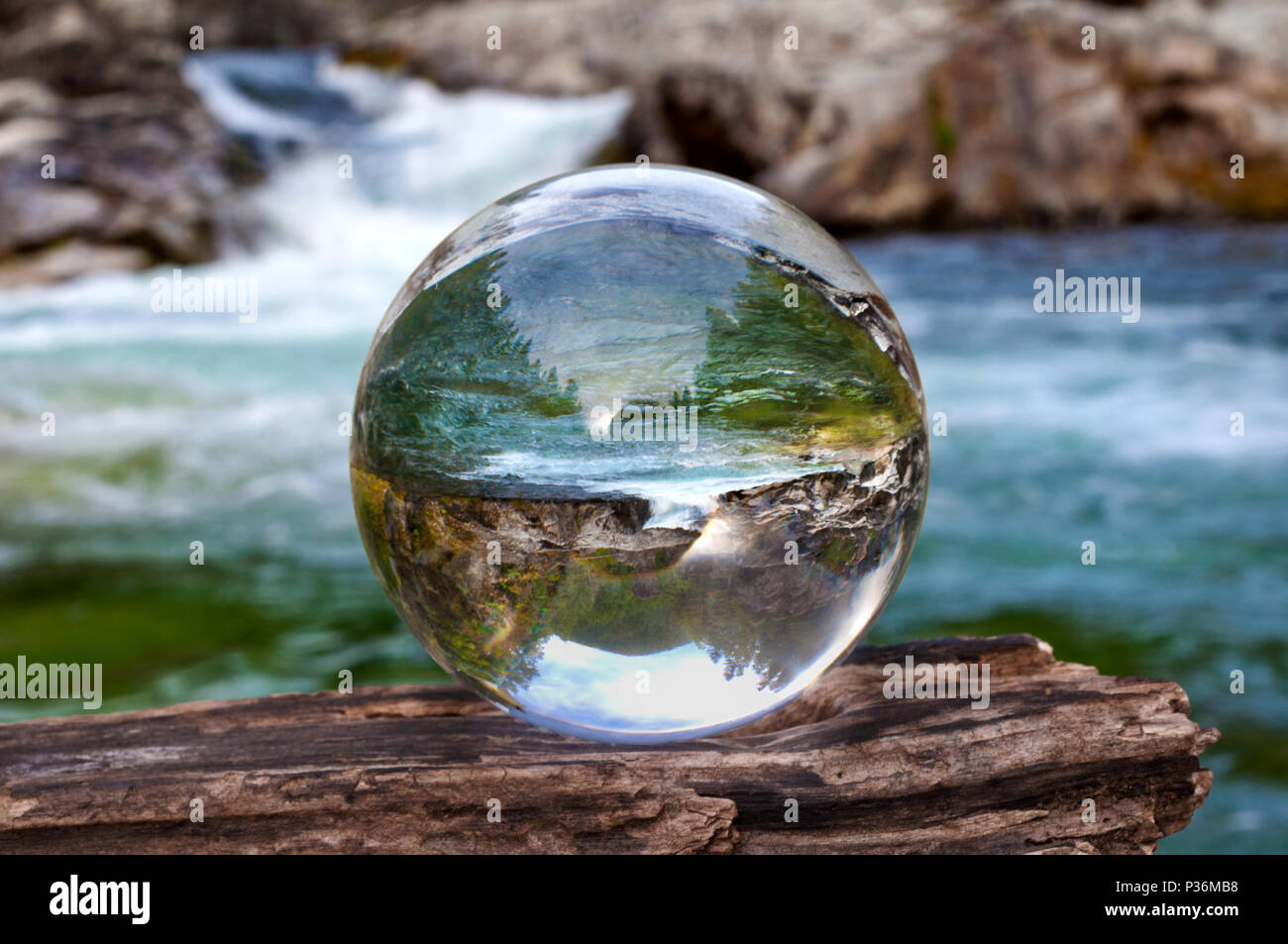 Kristall Glas Kugel Kugel Verrat Wasserfall Landschaft Mit Spharischen Perspektive Stockfotografie Alamy