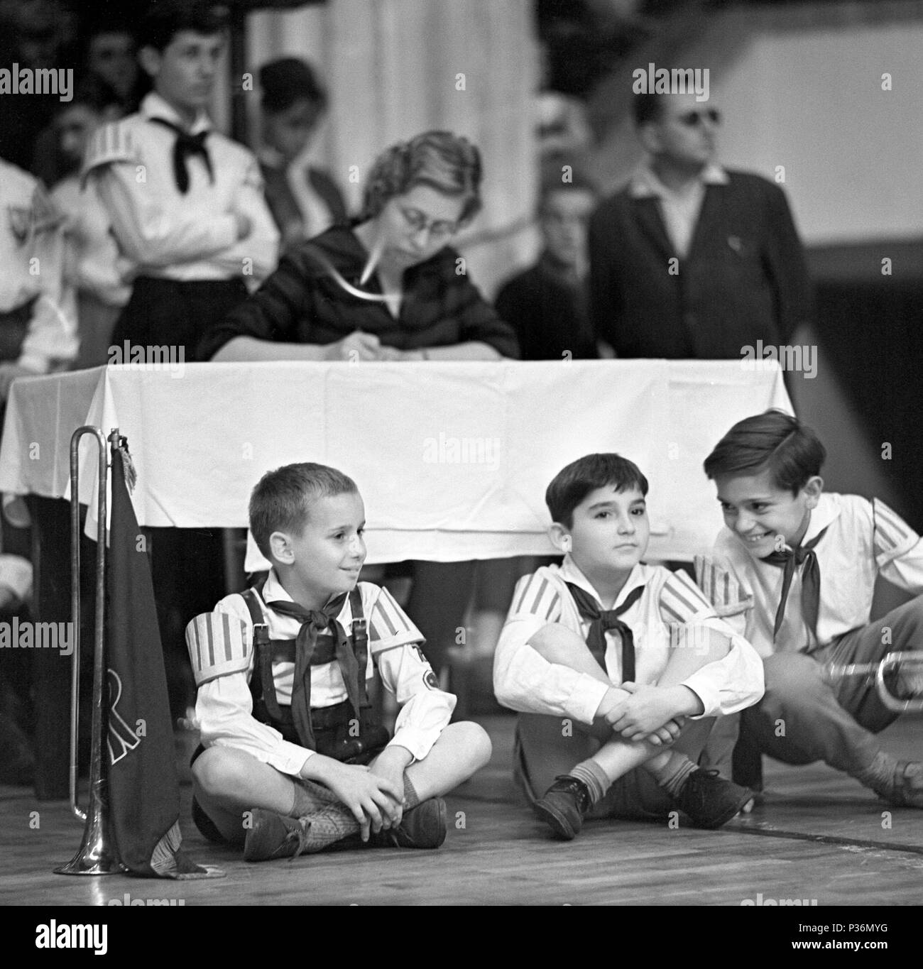 Berlin, DDR, Jungen sitzen an der VII Parlament der FDJ auf dem Boden Stockfoto