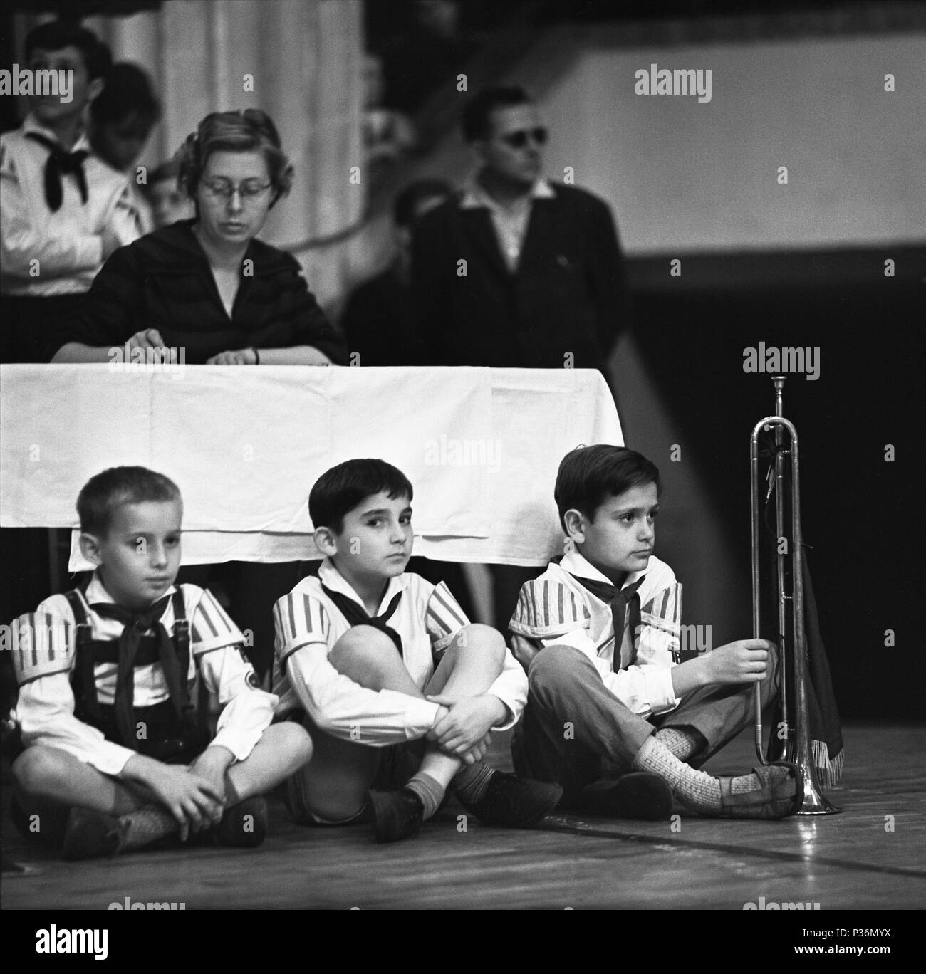 Berlin, DDR, Jungen sitzen an der VII Parlament der FDJ auf dem Boden Stockfoto