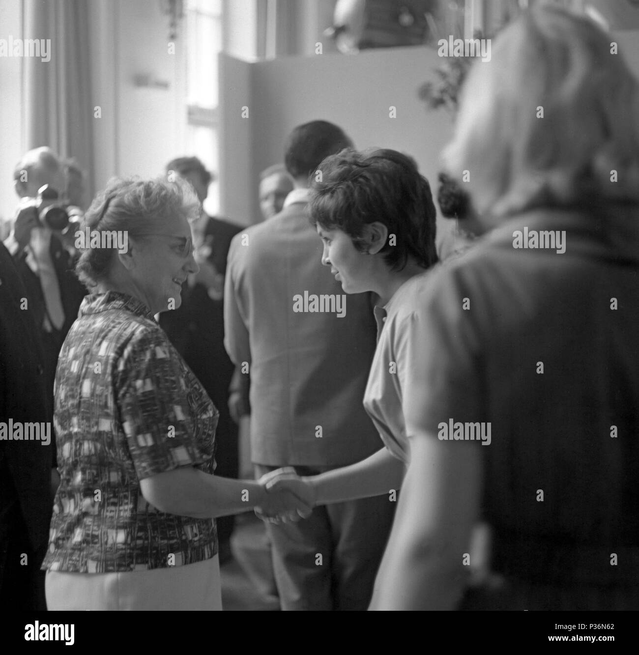 Berlin, DDR, Lotte Ulbricht (links) schüttelt Hände mit einer Frau Stockfoto