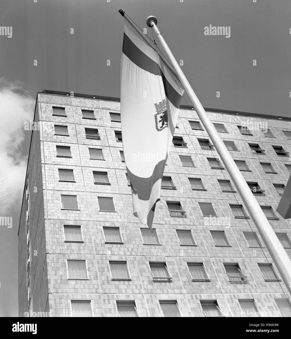 Berlin, DDR, das Hotel Berolina mit der Flagge von Ost-berlin Stockfoto