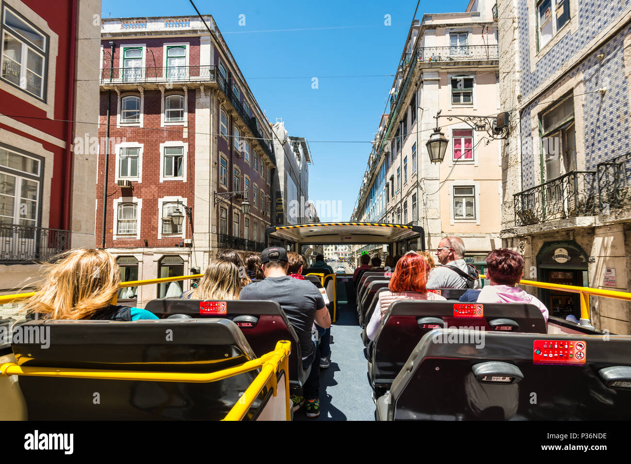 Lissabon, Portugal - 19. Mai 2017: Leute schauen auf die Sehenswürdigkeiten von Lissabon durch Hop-on Hop-off Sightseeing Bus - gehen Sie entlang der Straße in Lissabon, Portugal. Stockfoto