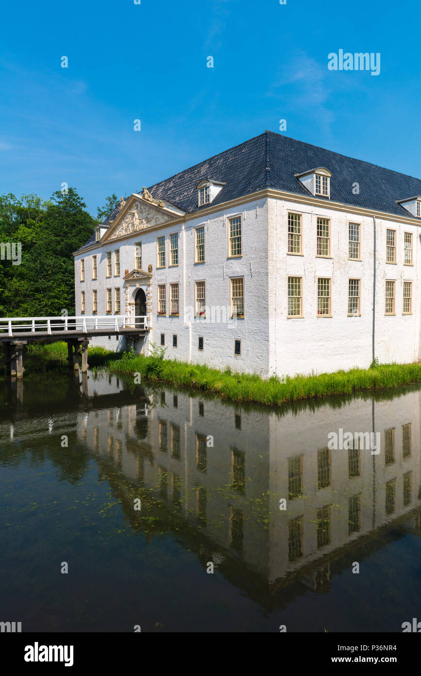 Schloss Dornum, 1698 erbaut, umgeben von einem Wassergraben, Funktion heute, eine Schule, Dornum, Ostfriesland, Niedersachsen, Deutschland Stockfoto