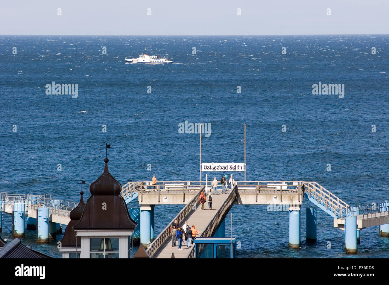 Sellin, Deutschland, Besucher an der Pier auf den maritimen Brücke Sellin Stockfoto