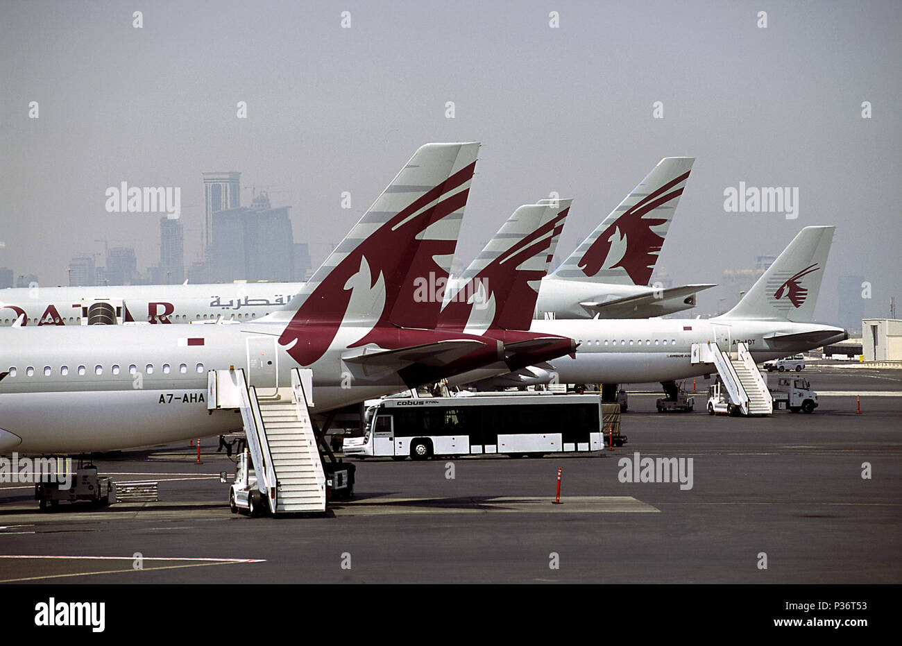 Doha, Qatar, Qatar Airways Flugzeug am internationalen Flughafen Stockfoto
