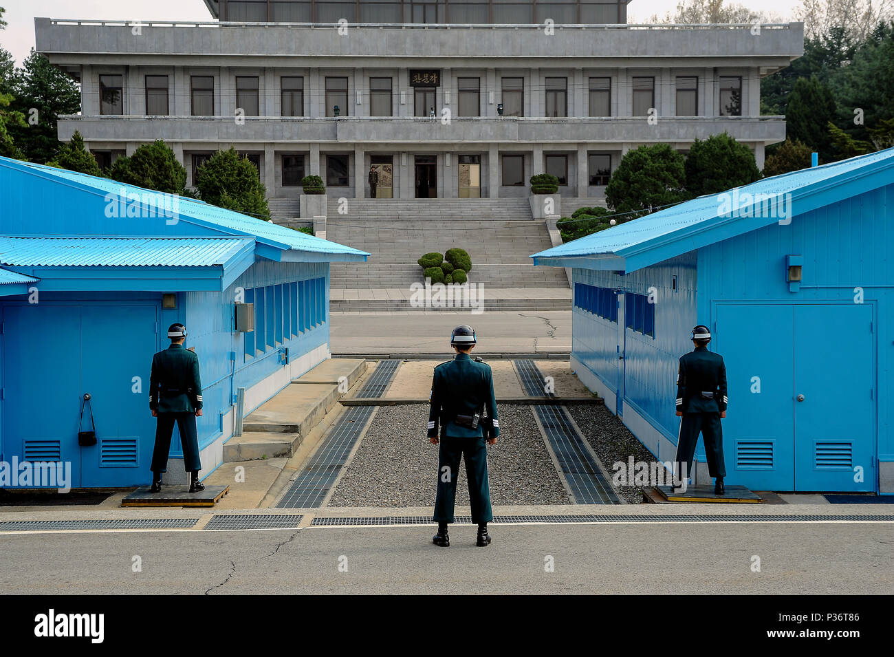 Panmunjeom, South Korea, Koreanische Wachen an der Grenze Streifen Stockfoto