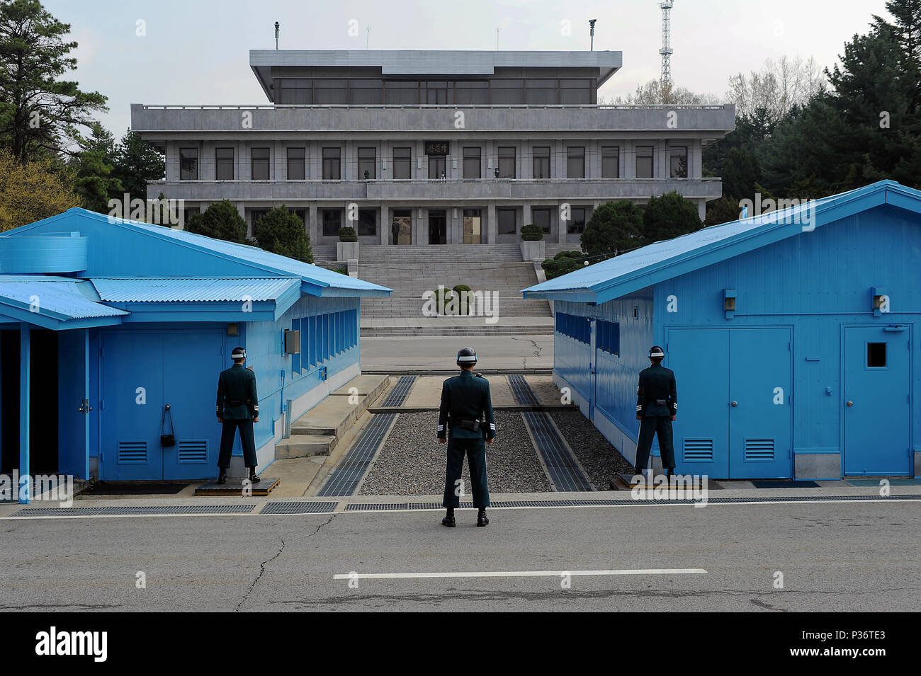 Panmunjeom, South Korea, Koreanische Wachen an der Grenze Streifen Stockfoto