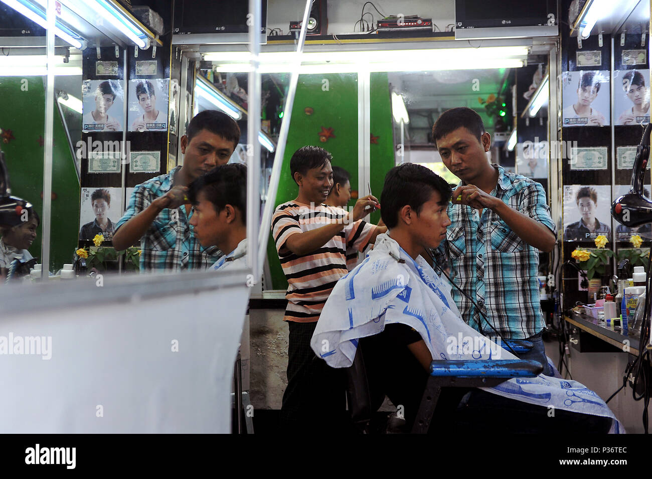 Yangon, Myanmar, Blick in einen Men's Salon Stockfoto