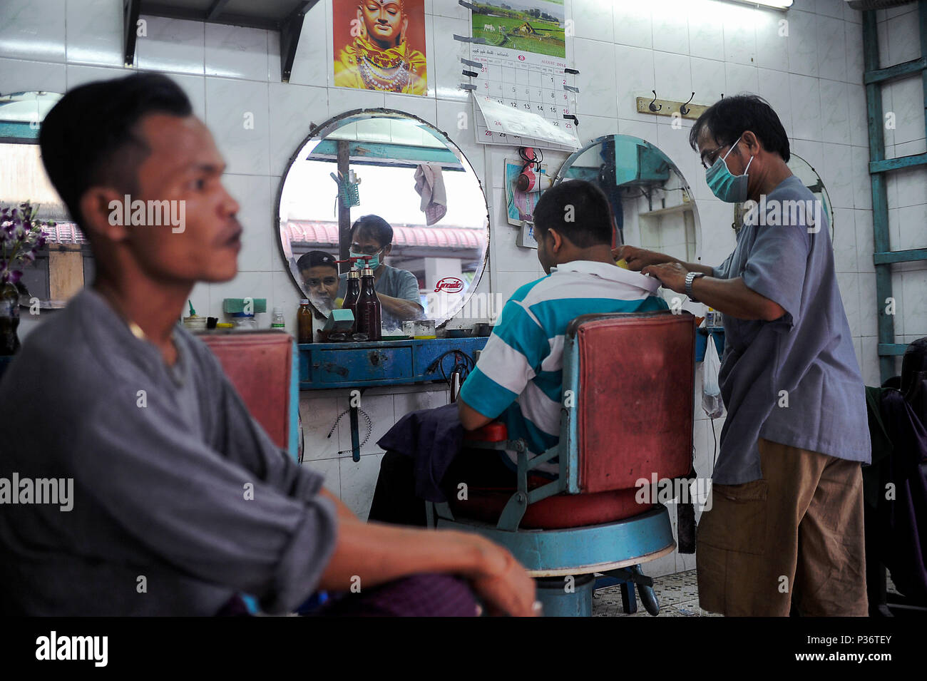 Yangon, Myanmar, Blick in einen Men's Salon Stockfoto
