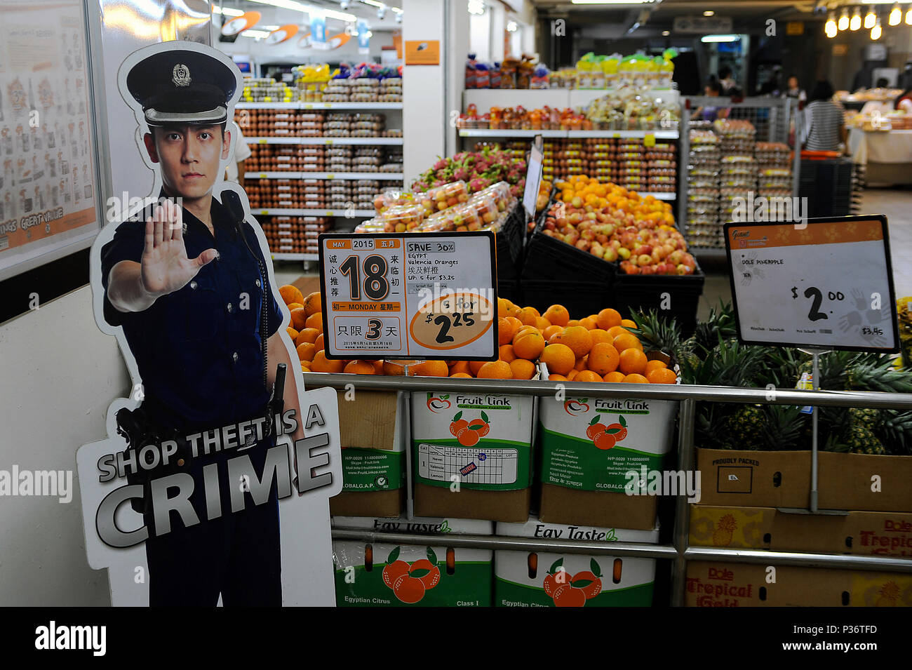 Singapur, Republik Singapur, Warnhinweis in einem Supermarkt Stockfoto