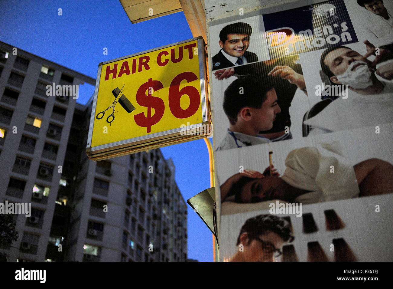 Singapur, Republik Singapur Frisoergeschaeft fördert billig Haarschnitte Stockfoto