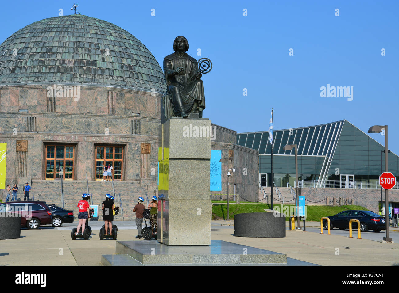 Die copernicus-Skulptur und Adler Planetarium in Chicagos Seeufer Museum Campus entfernt. Stockfoto