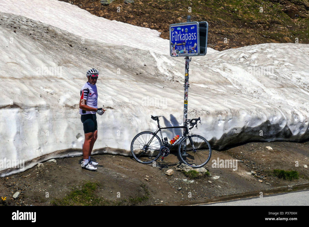 Radfahrer mit Fahrrad, Gipfeltreffen der Furkapass, Rhonegletscher, Rhonegletsch, Frühling, Schweizer, Schweiz, Stockfoto