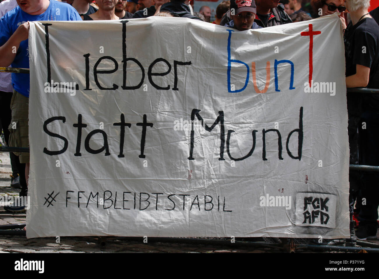 Frankfurt am Main, Deutschland. 17 Jun, 2018. Eine Demonstrantin hält ein Banner mit der Aufschrift "Besser als bunte Mund", ein Wortspiel auf das deutsche Wort für bunte (Bauch) und der Name des Veranstalters (Mund). Rund 50 Rechtsextreme Demonstranten folgten dem Aufruf von Heidi Mund, der ehemalige Organisator der FRAGIDA Protest in Frankfurt, auf der neu gestalteten "Tag der Patrioten" (Tag der Patrioten), um sich gegen die Regierung und die Flüchtlinge außerhalb der St. Paul's Kirche in Frankfurt, ein Symbol für die deutsche Demokratie. Nsä der ehemaligen Tag der Deutschen Einheit Quelle: PACIFIC PRESS/Alamy Leben Nachrichten Protest verwenden Stockfoto
