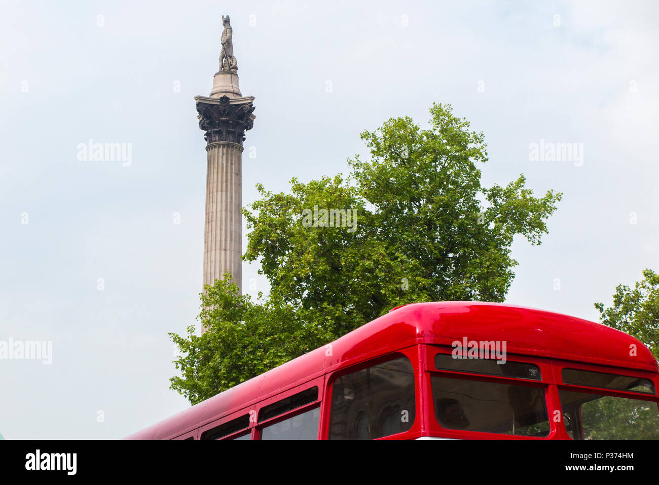 Eine Reihe 15 Bus, einem der Londoner Routemaster Doppeldeckerbusse Stockfoto