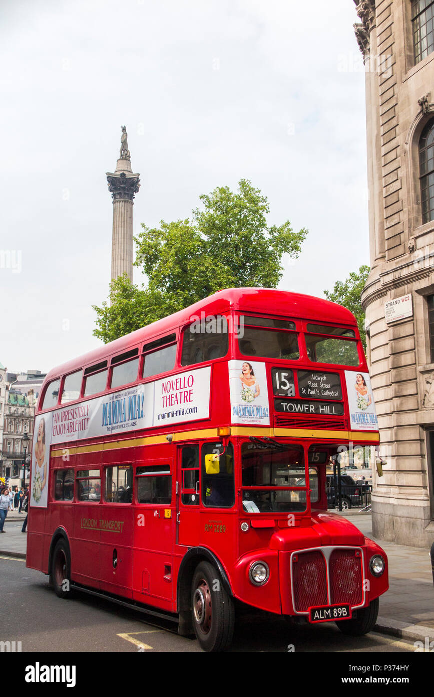 Eine Reihe 15 Bus, einem der Londoner Routemaster Doppeldeckerbusse Stockfoto