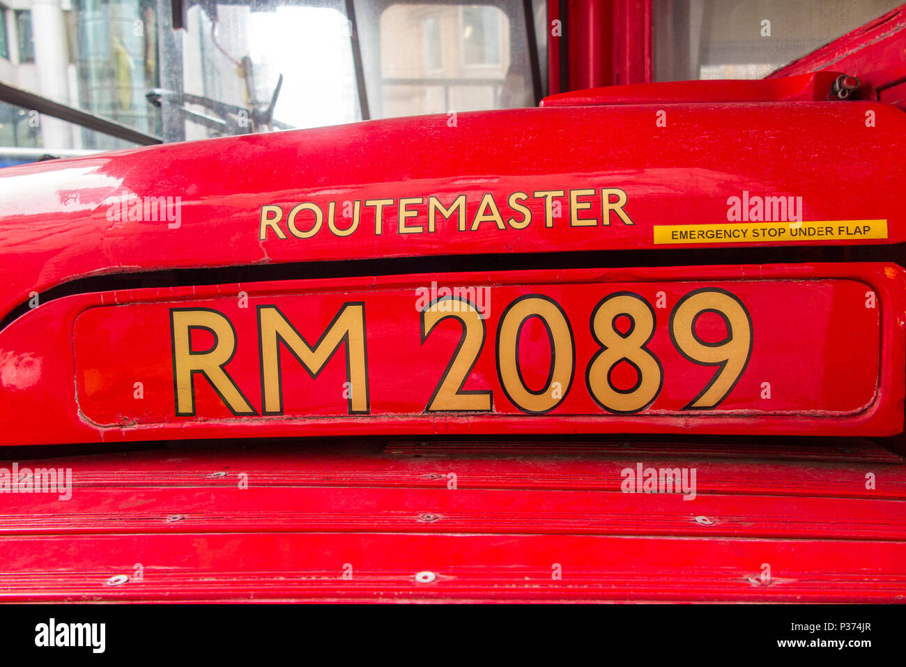 Eine Reihe 15 Bus, einem der Londoner Routemaster Doppeldeckerbusse Stockfoto