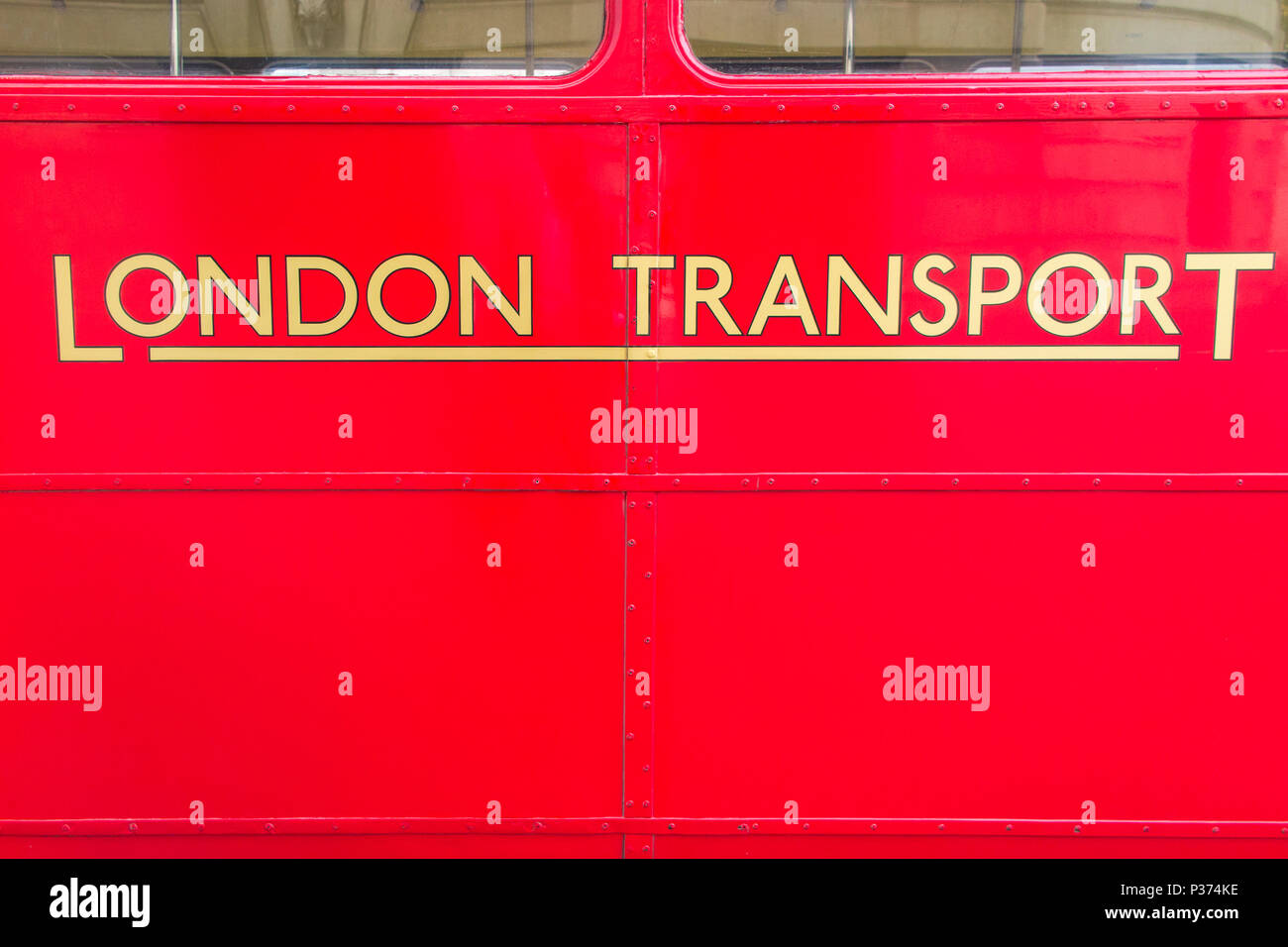 Eine Reihe 15 Bus, einem der Londoner Routemaster Doppeldeckerbusse Stockfoto