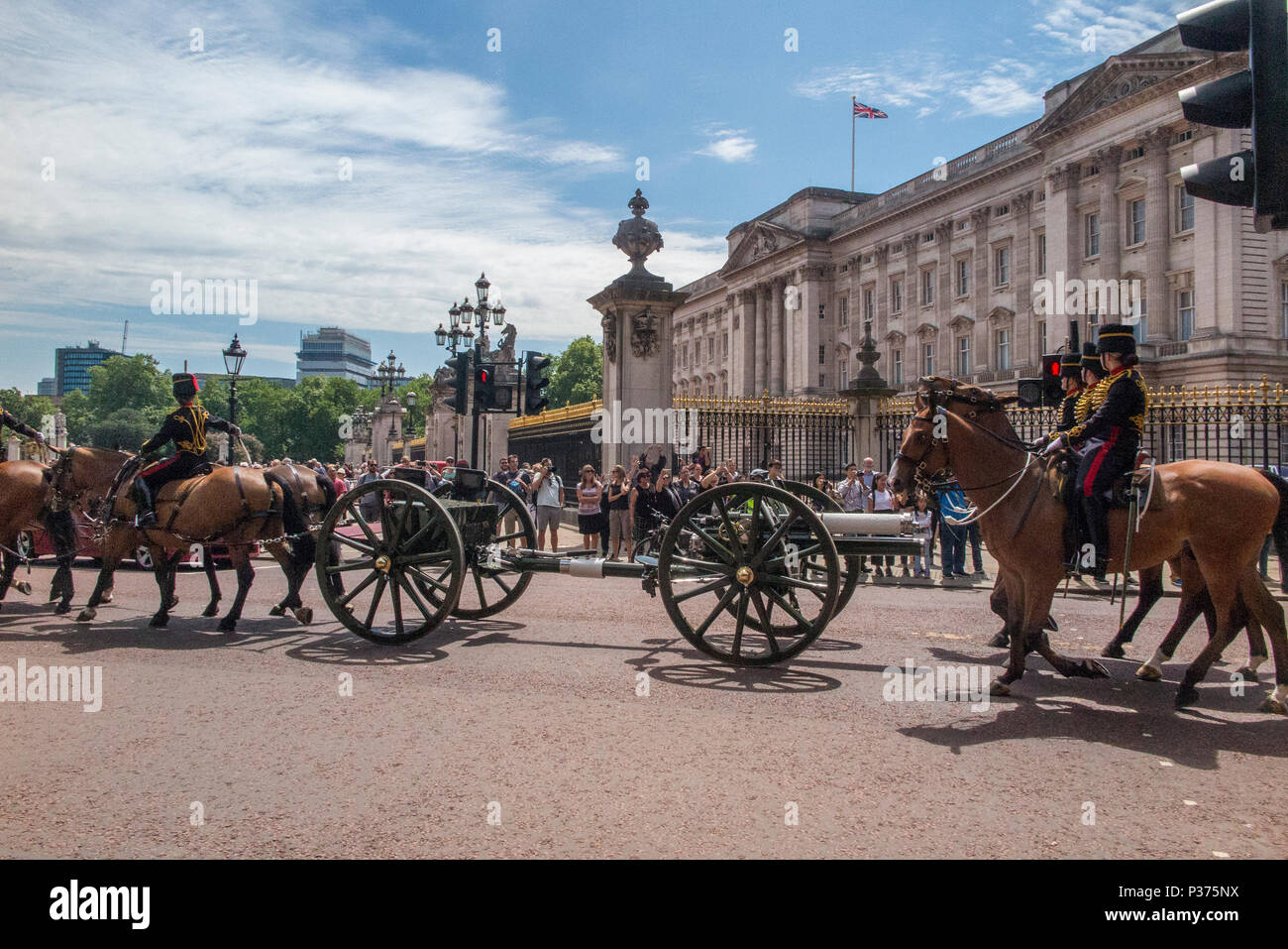 Die Könige Troop berittene Artillerie außerhalb der Buckingham Palace Stockfoto