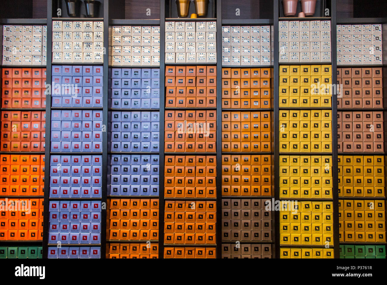 Nespresso Kapseln in ihren bunten Kartons in einem Nespresso store Stockfoto