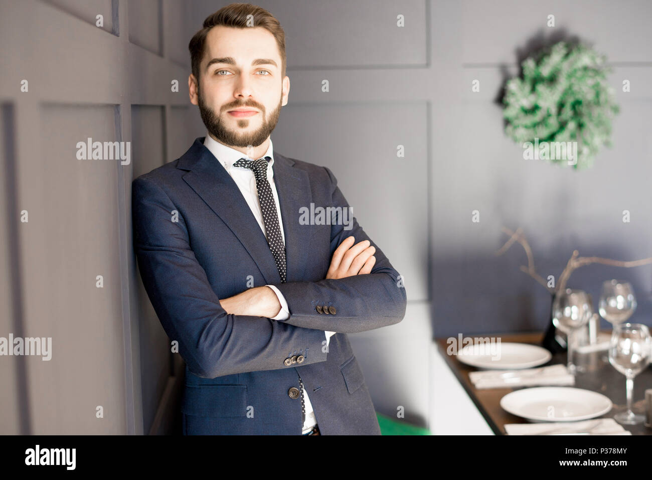 Gezielte gut aussehender Geschäftsmann in Anzug Stockfoto