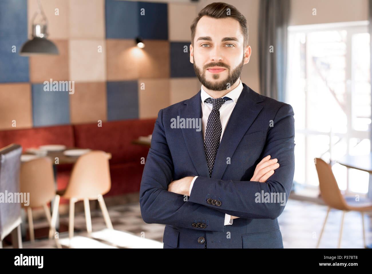 Lächelnd bärtigen Manager im Restaurant Halle Stockfoto