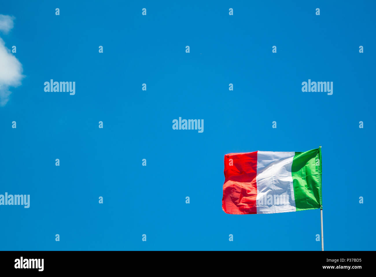 Italienische Flagge mit einem Hintergrund von Blue Sky, Rom, Italien Stockfoto