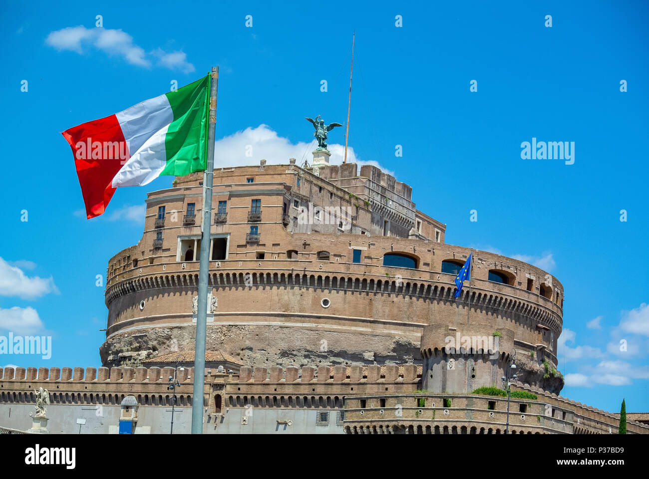 Italienische Flagge mit Engelsburg Castel Sant'Angelo, Rom, Latium, Italien Stockfoto