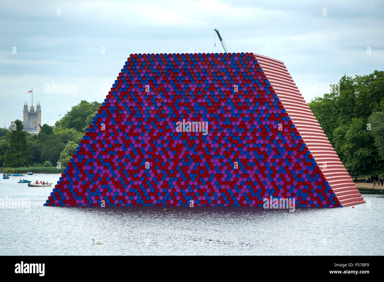 Vorbereitung voraus Arbeiten des Künstlers Christo Enthüllung seiner ersten DE Outdoor arbeiten, die Mastaba, eine 20 m hohe Installation von 7,506 horizontal gestapelte Fässer, die 20 m hoch, 30 m breit und 40 m lang, auf See Serpentine Lake bis zum 23. September 2018 angezeigt werden. Stockfoto