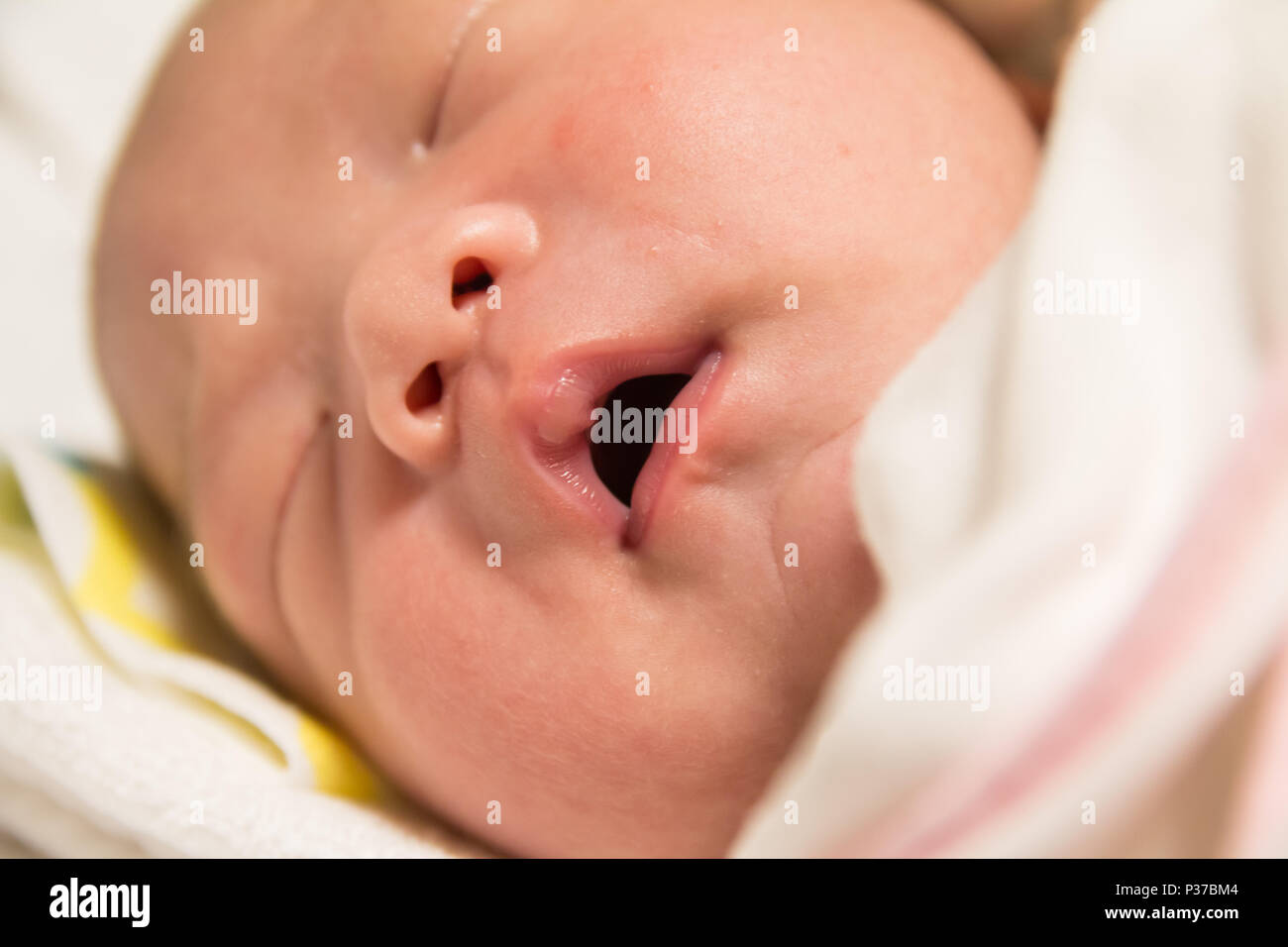 Eine asiatische New Born Baby in einen tiefen Schlaf fallen Stockfoto